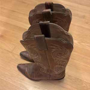 Justin L4332 Damiana Brown Leather Embroidered Western Cowgirl Boots
Womens